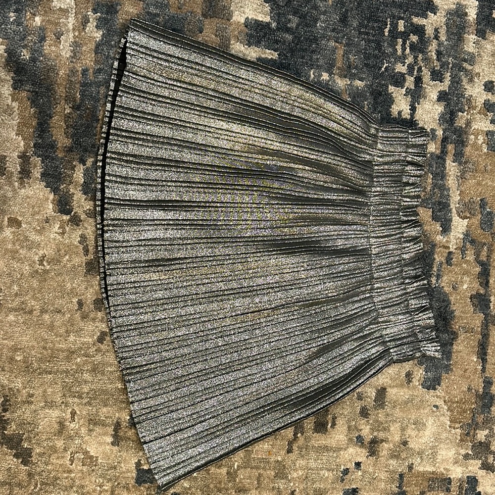 ZARA women’s size MEDIUM silver/metallic pleated mini skort.